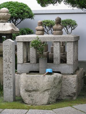 라이고지 기오기죠탑. 기오와 기죠의 묘로 알려졌다.