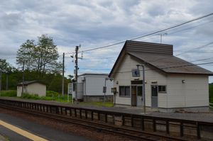 『우마무스메』 1기 오프닝 영상과 같이, 2번 홈에서 역사를 보는 구도