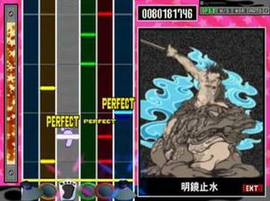 드럼매니아 게임 플레이 화면. 왼쪽은 플레이 영역, 오른쪽은 종종 곡과 관련된 비디오를 보여줍니다.