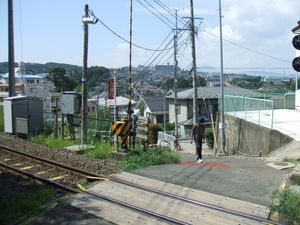 네시로이시 가도 건널목과 역 북쪽 풍경