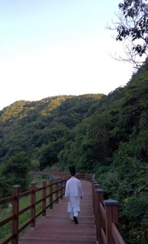 훈몽재에서 산책 중인 김충호 산장