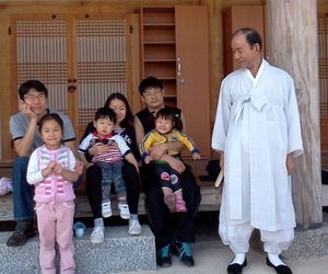 순창 훈몽재에서 자녀, 손자, 손녀들과 함께 (최우측이 김충호 산장)