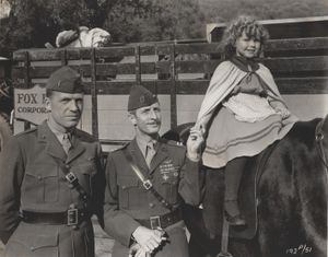 《꼬마 대령》(1935) 촬영장에서 미국 해병대와 함께 있는 셜리 템플