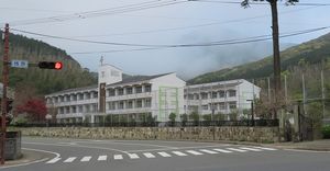 기점 인근의 쓰시마 시립 이즈하라 중학교