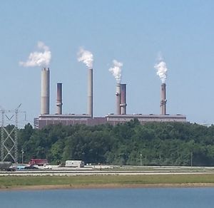 듀크 에너지(Duke Energy)의 깁슨 발전소. 미국에서 가장 큰 석탄 화력 발전소 중 하나로, 현지에서는 원래 소유주였던 퍼블릭 서비스 인디애나를 따라 PSI로 불리기도 한다.