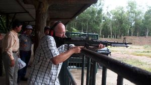 관광객이 꾸찌 터널 복합 단지에서 M60 기관총을 쏘고 있다