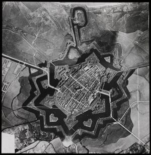 나르던의 항공 사진. 독특한 별 모양 요새 구조를 보여준다.