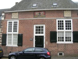 1572년 나르던 학살을 기념하는 디자인의 스페인 하우스