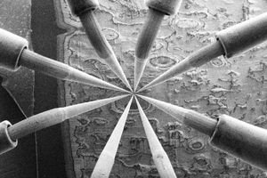 테스트할 장치 위에 떠 있는 8개의 나노프로브의 저배율 이미지