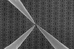 SRAM 장치에 착륙한 텅스텐 나노프로브의 고배율 이미지