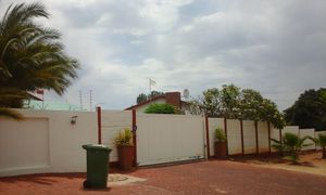 빈트후크의 호클란트 파크 교외에 있는 집. 흰색 깃발은 결혼 준비가 진행 중임을 나타낸다.