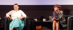 이오아나 야콥}}(오른쪽)과 프로듀서 아다 솔로몬 (왼쪽)이 토론토 국제 영화제에서 영화에 대해 논의하고 있다.