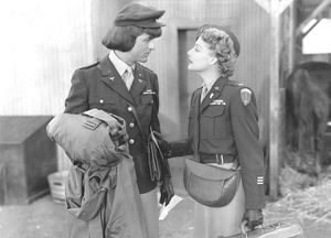 캐리 그랜트가 여장한 앙리 로샤르 대위, 앤 셰리던이 캐서린 게이츠 중위 역을 맡았다.