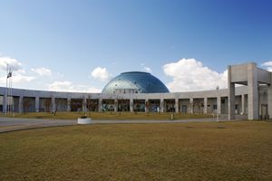 육상 입구 건물 뒤편의 돔 모습