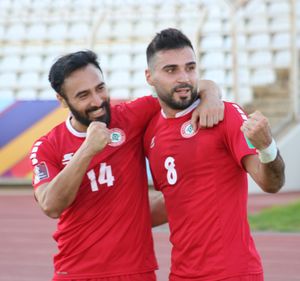 마타르(왼쪽)가 2021년 레바논 소속으로 이란을 상대로 팀 동료 소니 사드 (오른쪽)의 골을 축하하고 있다.