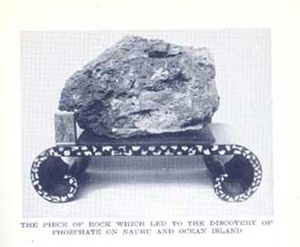 문 받침으로 사용된 인광석 조각