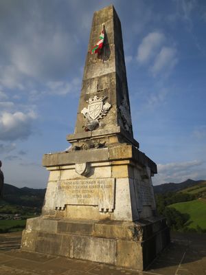 아마이우르 요새(1522–1922)가 있던 자리에 세워진 나바라 독립 수호자 기념비