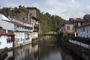 생장피에드포르의 주요 입구와 다리