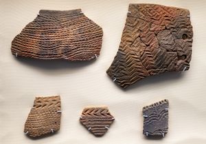 영국 박물관에 소장된 초기 신석기 시대 이집트 나브타 플라야의 도자기 조각 (기원전 7050–6100년)