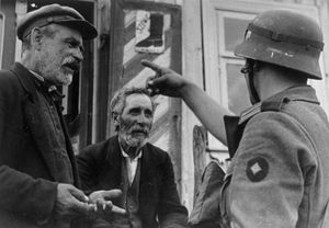 1941년 6월 24일, 리투아니아 홀로코스트 당시 독일 국방군 병사와 리투아니아 유대인.