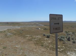 《나선형 방파제》로 가는 도로 표지판