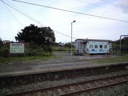 역명판과 대합실