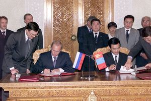 나차깅 바가반디 대통령과 블라디미르 푸틴 대통령이 울란바토르 선언에 서명하고 있다