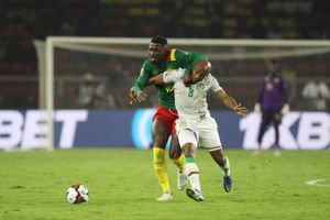 압두는 아프리카 네이션스컵 16강전에서 카메룬의 마틴 홍글라로부터 공을 막으려 시도했다.