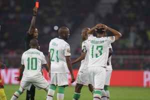 압두는 아프리카 네이션스컵 16강전에서 카메룬과의 경기에서 7분 만에 레드 카드를 받았다. 그의 팀 동료들은 충격과 실망에 반응했다.