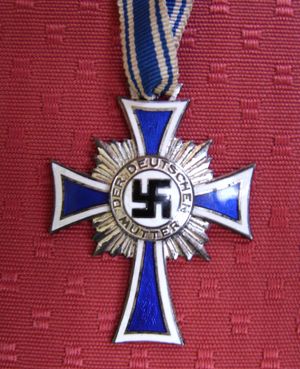 다섯 명 이상 여덟 명 미만의 자녀를 낳은 어머니에게 수여되는 2급 Mutterkreuz(독일어). 나치 독일에서는 다산하는 어머니에게 어머니 십자가 훈장이 수여되어 표창되었다.