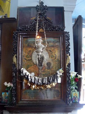 타마타(봉헌물)는 크레테 하니아에 있는 검은 성모 성상 앞에 놓여 있다.