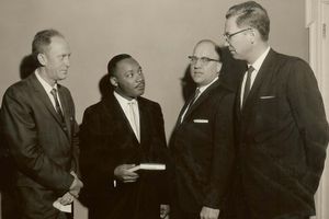 마틴 루터 킹 주니어가 1961년 서던 신학교 예배당에서 설교했다. 킹 목사는 헨리 바네트, 놀란 하우잉턴, 앨런 그레이브스 교수(왼쪽부터)와 만났다.