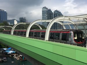 창춘 CNR EMU가 창문에 만화 캐릭터를 싣고 있다.