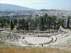 아테네의 디오니소스 극장. 고대 그리스 극장의 파괴된 남근 기둥을 여전히 볼 수 있다.
