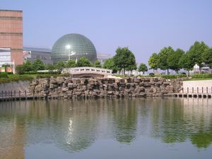 셴린 캠퍼스에 있는 둥근 대형 건물은 도서관이다. 캠퍼스에는 묘사된 인공 호수와 같이 많은 인공 호수가 있다.