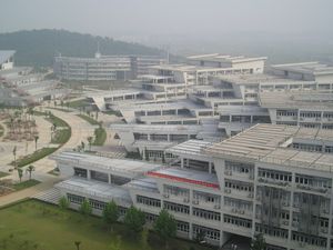 셴린 캠퍼스에서 수업이 진행되는 건물들 중 일부. Z1, Z2, Z3, Z4로 불리기 때문에 일반적으로 "Z 건물"이라고 불린다. "Z"는 "Zhuan ye"를 나타내며, 이는 "전공"을 의미한다.