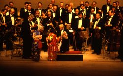 레너드 번스타인과 필하모닉 단원들(1985년 방일, 오사카 페스티벌 홀. 곡목은 말러 "교향곡 제9번")