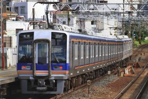 전조등이 LED화된 1051F (2018년 8월 키시사토타마데역)