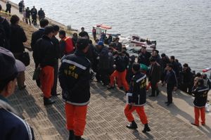 2004년 3월 21일 한강수난구조대원들이 한남대교 아래에서 사체를 인양하는 모습