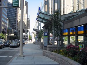 신시내티의 월넛가와 메인가 사이의 5번가에 위치한 Government Square는 메트로의 도심 교통 허브 역할을 한다.