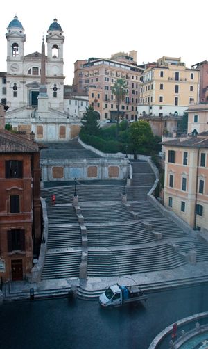 노라가 살인을 목격했다고 믿는 스페인 계단