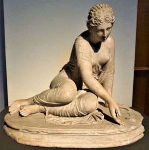  "너클본스 플레이어", 서기 150년경 로마 시대 소녀가 너클본스를 하는 조각상