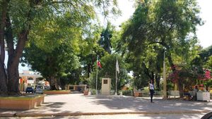 네이바, 도미니카 공화국 타운 공원과 후안 파블로 두아르테 동상.