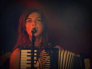 테나가 2013년에 공연하고 있다