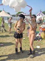 네이키드 뉴스 진행자 릴리 콴 (오른쪽)