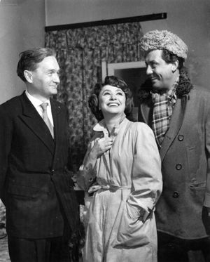 네메트(왼쪽)는 베레크 카탈린과 칼라이 페렌츠와 함께 국립 극장에 있다.