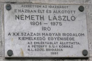 네메트 라슬로가 거주했던 부다페스트 2구역, 에르제베트 실라지 거리 79번지에 있는 기념 명판