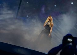 보조비치가 이스라엘 텔아비브에서 열린 유로비전 송 콘테스트 2019에서 "Kruna"를 공연하고 있다.