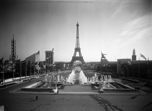 1937년 세계 박람회 당시 나치 독일관 맞은편에 위치했던 소련관. 독일관에는 독수리와 갈고리 십자가가 장식되어 있었다.