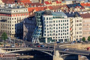 댄싱 하우스가 있는 이르라스코보 광장은 블타바 강가에 위치한다.